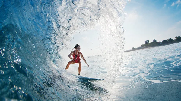 Chica Surfista Monta Ola Mujer Traje Rojo Surfea Ola Oceánica —  Fotos de Stock