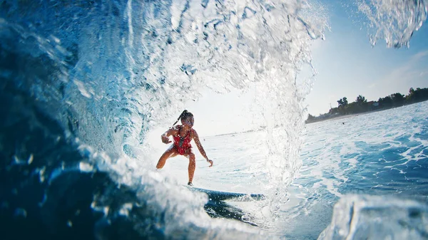 Kız Sörfçü Dalgada Sörf Yapıyor Kırmızı Elbiseli Kadın Maldivler Okyanus — Stok fotoğraf