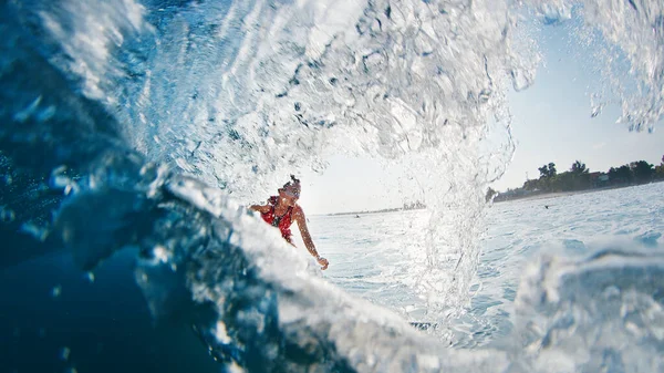 Surfařka Jezdí Vlně Žena Červeném Obleku Surfuje Vlně Oceánu Maledivách — Stock fotografie