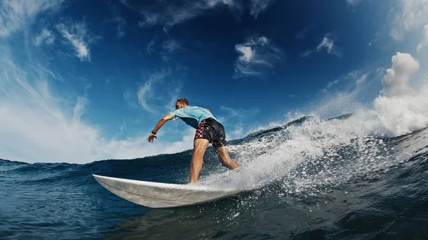 Surfista Cavalca Onda Giovane Uomo Naviga Aggressivamente Onda Dell Oceano — Foto Stock