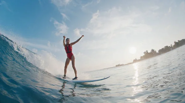 Flicksurfare Rider Vågen Kvinna Röd Kostym Surfar Havsvågen Maldiverna — Stockfoto