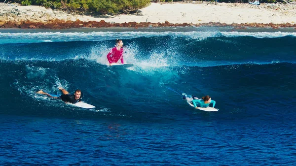 Surfistas Remam Oceano Fila — Fotografia de Stock