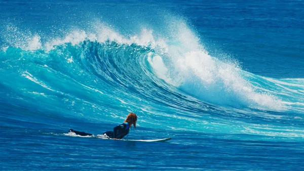 Mulher Assiste Oceano Onda Quebrando Oceano Nas Maldivas — Fotografia de Stock