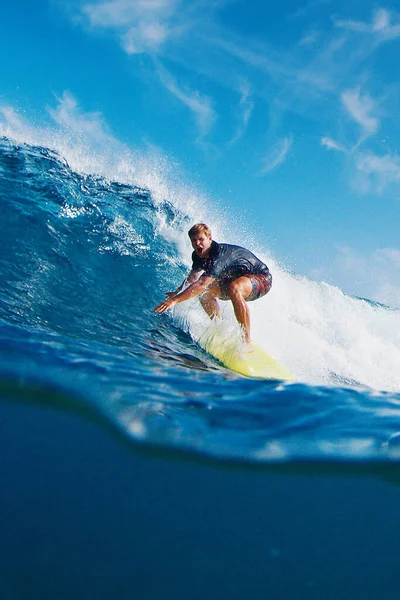 Surfista Cavalca Onda Uomo Uscito Naviga Sull Onda Dell Oceano — Foto Stock