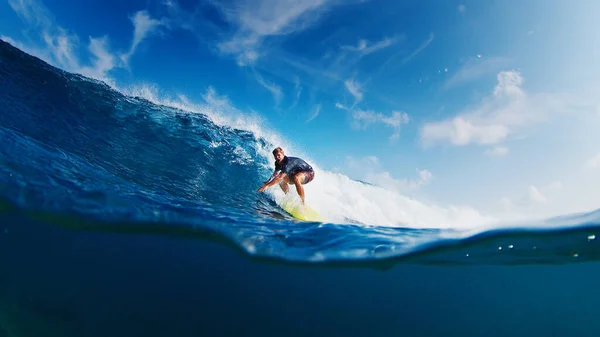Surfista Cavalca Onda Uomo Uscito Naviga Sull Onda Dell Oceano — Foto Stock