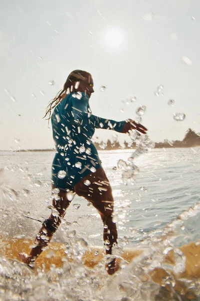 Mujer Surfista Monta Ola Mujer Surfea Ola Oceánica Las Maldivas —  Fotos de Stock