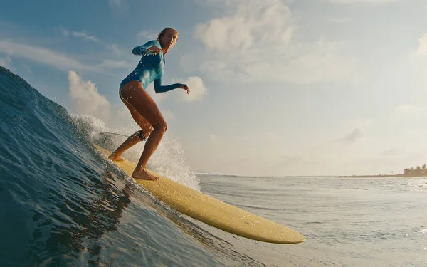 Uma Mulher Magra Surfista Monta Onda Mulher Surfa Onda Oceano — Fotografia de Stock