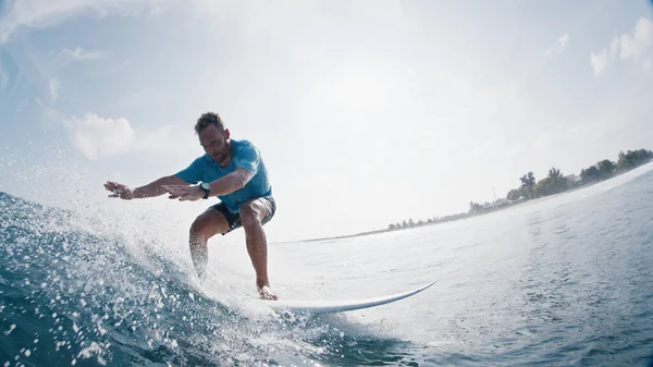サーファーが波に乗る 若い男はモルディブの海の波をサーフィンし カメラを見て — ストック写真