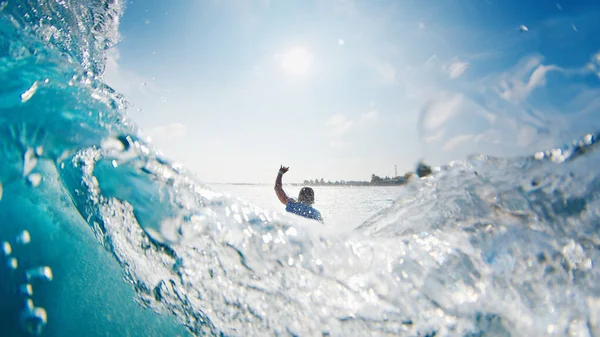 波に乗る少女サーファー 女性はモルディブの海の波をサーフィンし 落ちる — ストック写真