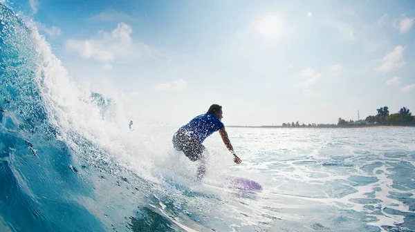 Surfařka Jezdí Vlně Žena Surfuje Vlně Oceánu Maledivách Padá — Stock fotografie