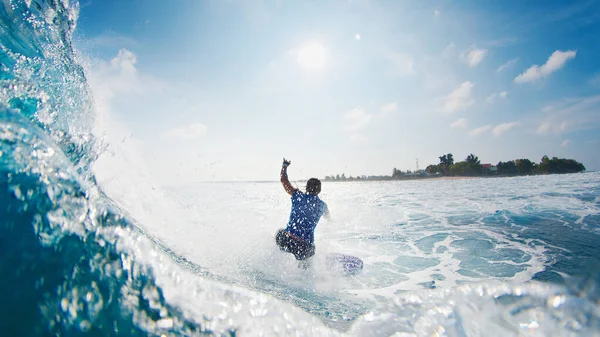 Chica Surfista Monta Ola Mujer Surfea Ola Oceánica Las Maldivas —  Fotos de Stock