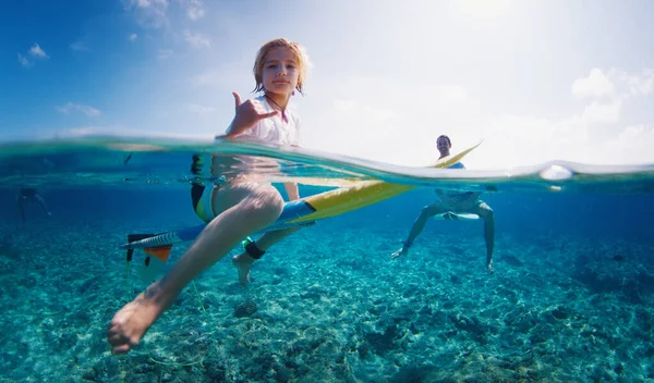 Çocuk Babasıyla Sörf Yapıyor Çocuk Ailesiyle Birlikte Tropikal Okyanusta Sörf — Stok fotoğraf