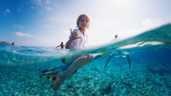 Jongen Surft Met Zijn Vader Peuter Zit Surfplank Tropische Oceaan — Stockfoto