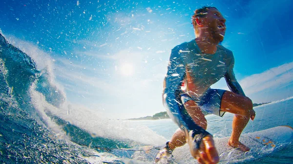 Surfista Masculino Monta Ola Oceánica Las Maldivas —  Fotos de Stock