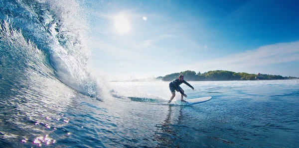 Surfer Rijdt Oceaan Golf Malediven — Stockfoto