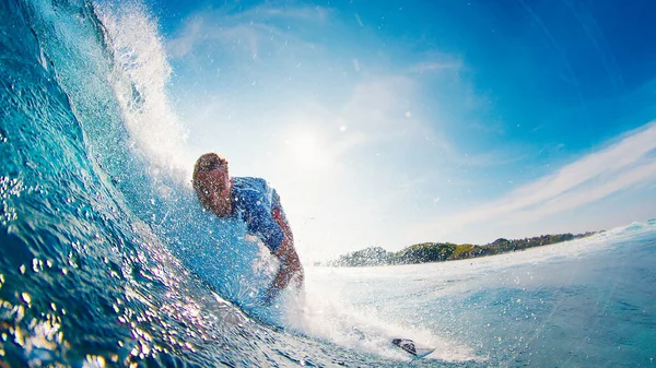 Surfař Jezdí Vlně Maldivijské Modré Vodě — Stock fotografie