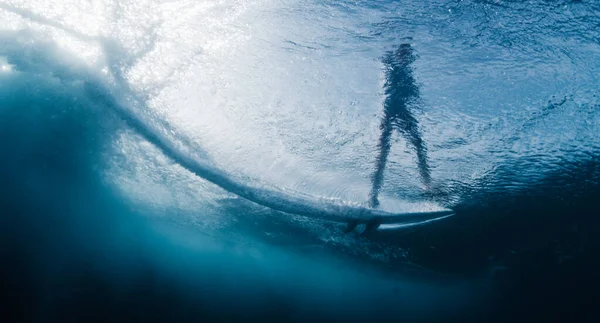Maldivler Sörf Yapan Sörfçünün Sualtı Görüntüsü — Stok fotoğraf