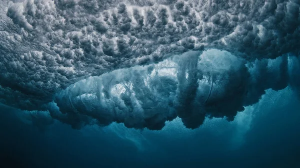 Подводный Вид Раскачивающуюся Океанскую Волну — стоковое фото