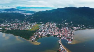Brezilya 'nın Santa Catarina adasındaki Lagoa da Conceicao şehrinin havadan görünüşü