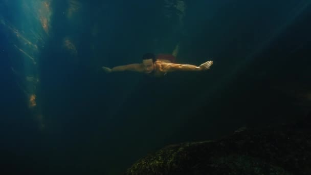 Muž Potápí Sladkovodní Řece Slunečnými Paprsky Zářícími Vodou — Stock video