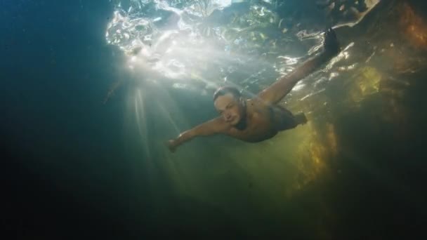 Muž Potápí Sladkovodní Řece Slunečnými Paprsky Zářícími Vodou — Stock video