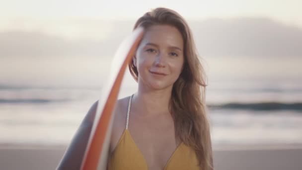 Sexy Surfer Jonge Vrouw Staat Met Surfplank Het Strand Kijkt — Stockvideo