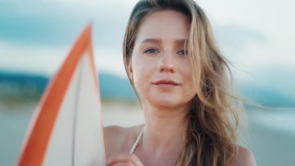 Surfista Sexy Mujer Joven Para Con Tabla Surf Playa Mira — Vídeos de Stock