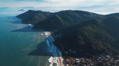 Brezilya 'nın Santa Catarina adasındaki Acores kasabası yakınlarındaki dağlarla Brezilya kıyı şeridinin havadan görüntüsü.