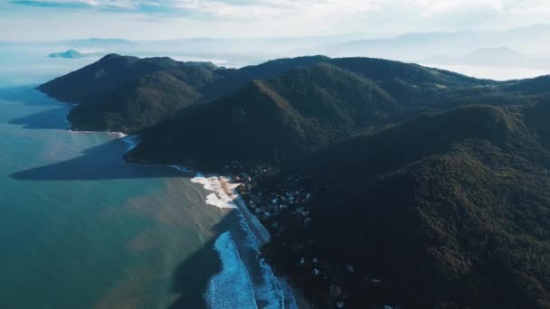 在巴西圣卡塔里纳岛上的阿科雷斯镇附近的巴西海岸线和山脉的空中景观 — 图库视频影像