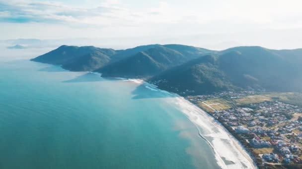 Luftaufnahme Der Brasilianischen Küste Mit Bergen Der Nähe Der Stadt — Stockvideo