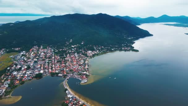 Brezilya Nın Santa Catarina Adasındaki Lagoa Conceicao Şehrinin Havadan Görünüşü — Stok video