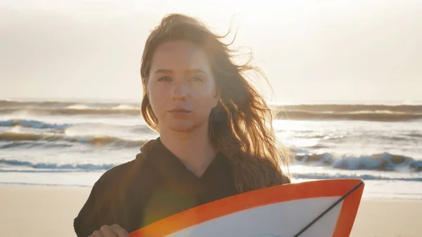 Donna Surfista Trova Con Tavola Surf Sulla Spiaggia Tropicale Ritratto — Foto Stock