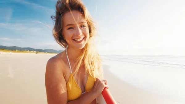 Kvinna Surfare Promenader Med Surfbräda Den Tropiska Stranden — Stockfoto