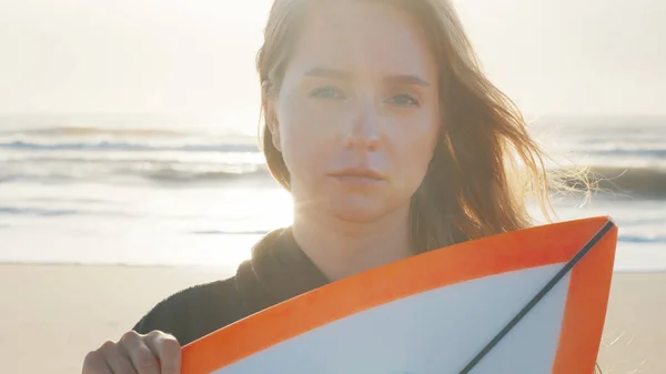 Mujer Surfista Con Tabla Surf Playa Tropical Retrato Mujer Surfista —  Fotos de Stock