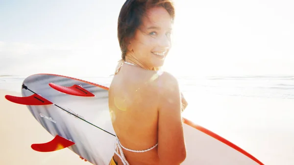Kobieta Surfer Spacery Deską Surfingową Tropikalnej Plaży — Zdjęcie stockowe