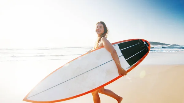 Γυναίκα Surfer Βόλτες Σανίδα Του Σερφ Στην Τροπική Παραλία — Φωτογραφία Αρχείου
