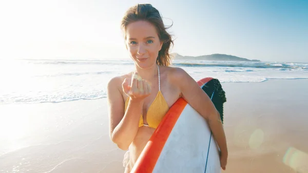 Femme Surfeur Promenades Avec Planche Surf Sur Plage Tropicale — Photo