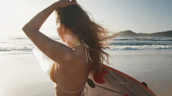 Kadın Sörfçü Tropik Plajda Sörf Tahtasıyla Yürüyor — Stok fotoğraf