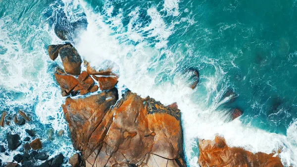 Αεροφωτογραφία Της Βραχώδους Ακτής Κύματα Στη Βραζιλία — Φωτογραφία Αρχείου
