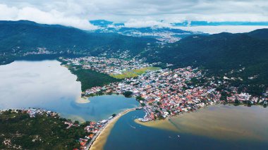 Brezilya 'nın Florianopolis kenti yakınlarındaki Lagoa da Conceicao kasabasının havadan görünüşü