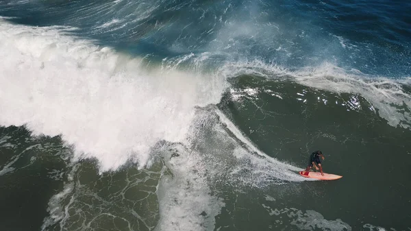 Surfer Reitet Auf Der Welle Luftaufnahme — Stockfoto
