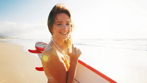 Žena Surfařka Procházky Surfovací Prkno Tropické Pláži — Stock fotografie