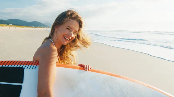 Femme Surfeur Promenades Avec Planche Surf Sur Plage Tropicale — Photo