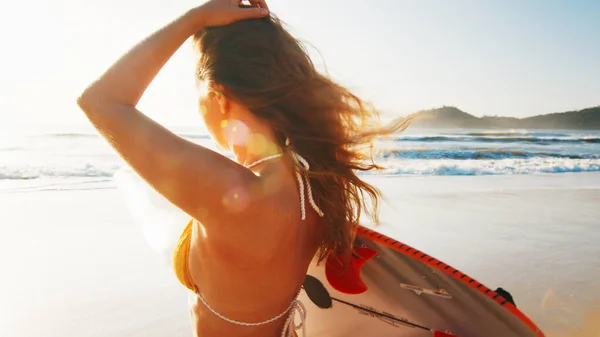 Kvinna Surfare Promenader Med Surfbräda Den Tropiska Stranden — Stockfoto