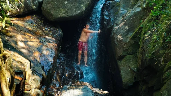 Mężczyzna Bierze Prysznic Wodospadzie — Zdjęcie stockowe