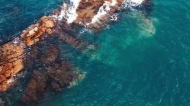 Rocky sahili ve mavi deniz, kıyı şeridinin yukarıdan aşağı hava manzarası. Brezilya 'nın güneyinde Atlantik Okyanusu kıyısı