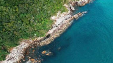 Rocky sahili ve mavi deniz, kıyı şeridinin yukarıdan aşağı hava manzarası. Brezilya 'nın güneyinde Atlantik Okyanusu kıyısı
