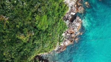 Rocky sahili ve mavi deniz, kıyı şeridinin yukarıdan aşağı hava manzarası. Brezilya 'nın güneyinde Atlantik Okyanusu kıyısı