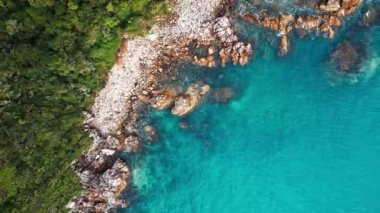 Rocky sahili ve mavi deniz, kıyı şeridinin yukarıdan aşağı hava manzarası. Brezilya 'nın güneyinde Atlantik Okyanusu kıyısı