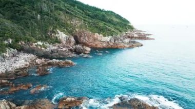Rocky sahili ve mavi deniz, kıyı şeridinin hava manzarası. Brezilya 'nın güneyinde Atlantik Okyanusu kıyısı